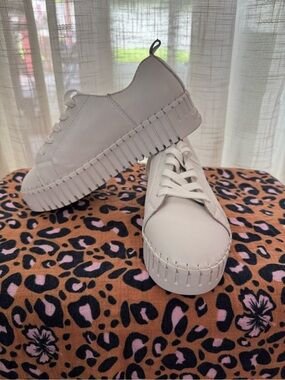 bernie mev. White Platform Lace-Up Sneakers